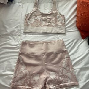 Size L Aerie workout set.